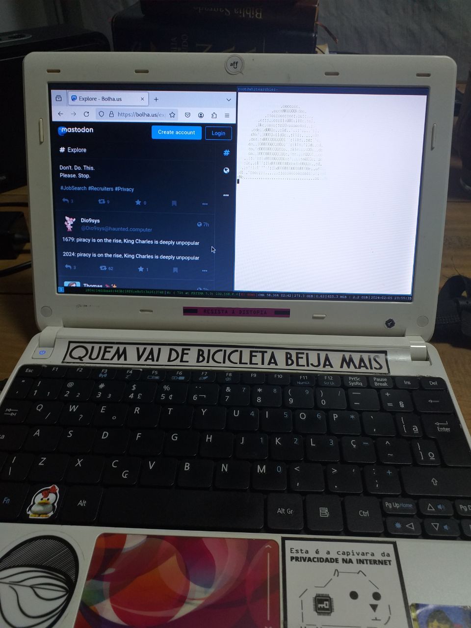 Netbook rodando archlinux com i3 mostrando um navegador lado a lado com um terminal