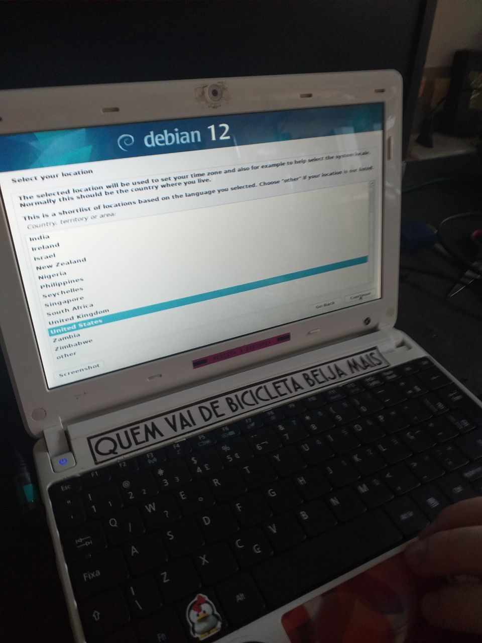 Netbook ligado na tela de instalação do Debian